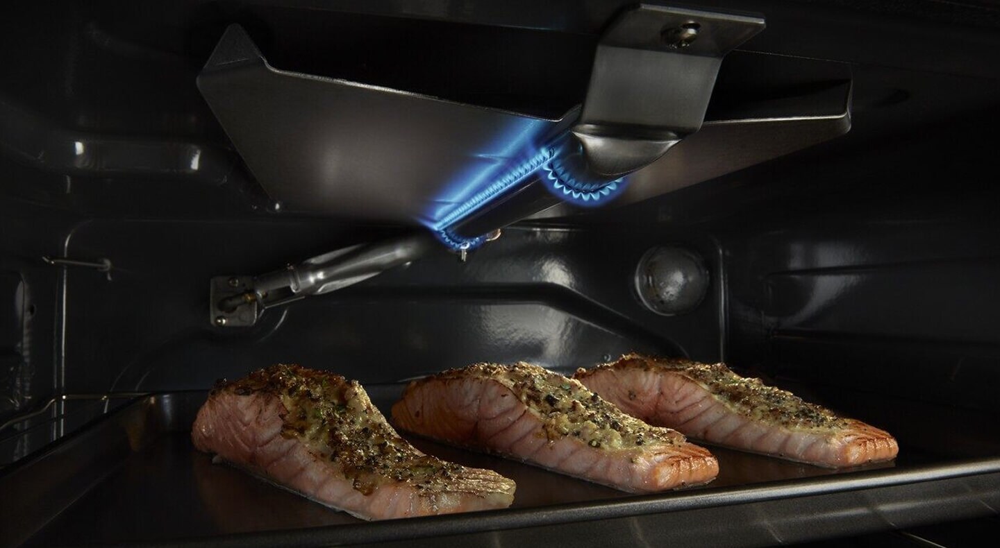 Salmon broiling in the oven