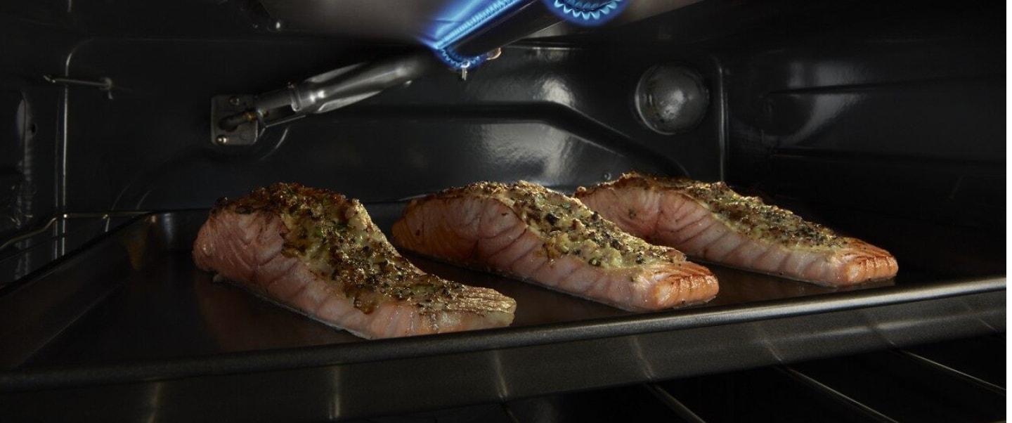 Salmon broiling in the oven