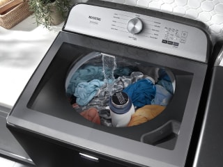 Top load washing machine washing laundry
