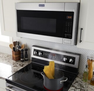 Spaghetti noodles boiling in a pot
