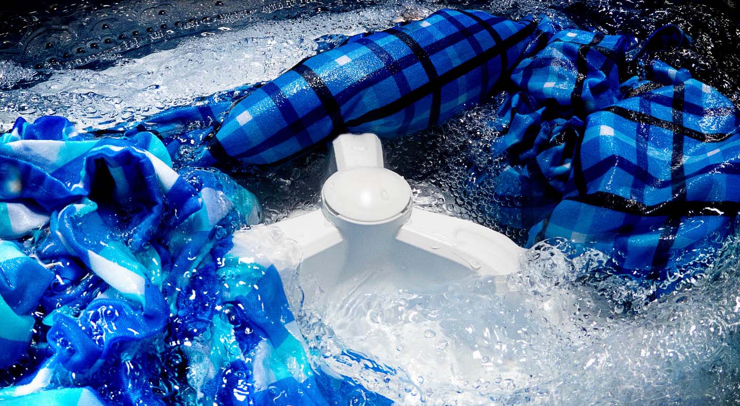 Impeller washing clothes in a washing machine Impeller washing clothes in a washing machine