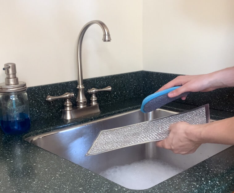 Hand scrubbing grease filter with scouring sponge
