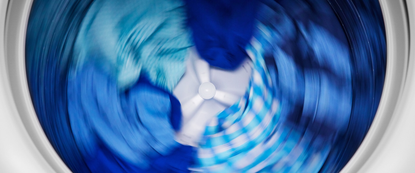 Clothes spinning fast to drain water in an impeller washer Clothes spinning fast to drain water in an impeller washer