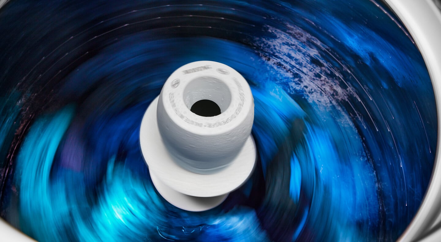 Clothes spinning in a washing machine with an agitator