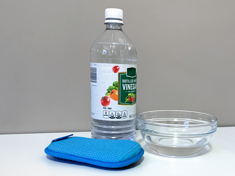 White vinegar, a sponge and a bowl White vinegar, a sponge and a bowl