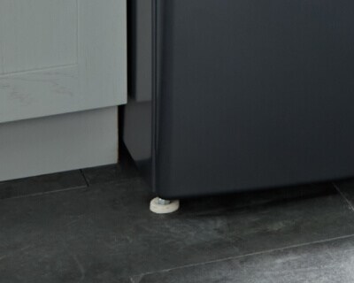 A close-up of the feet on a laundry pedestal