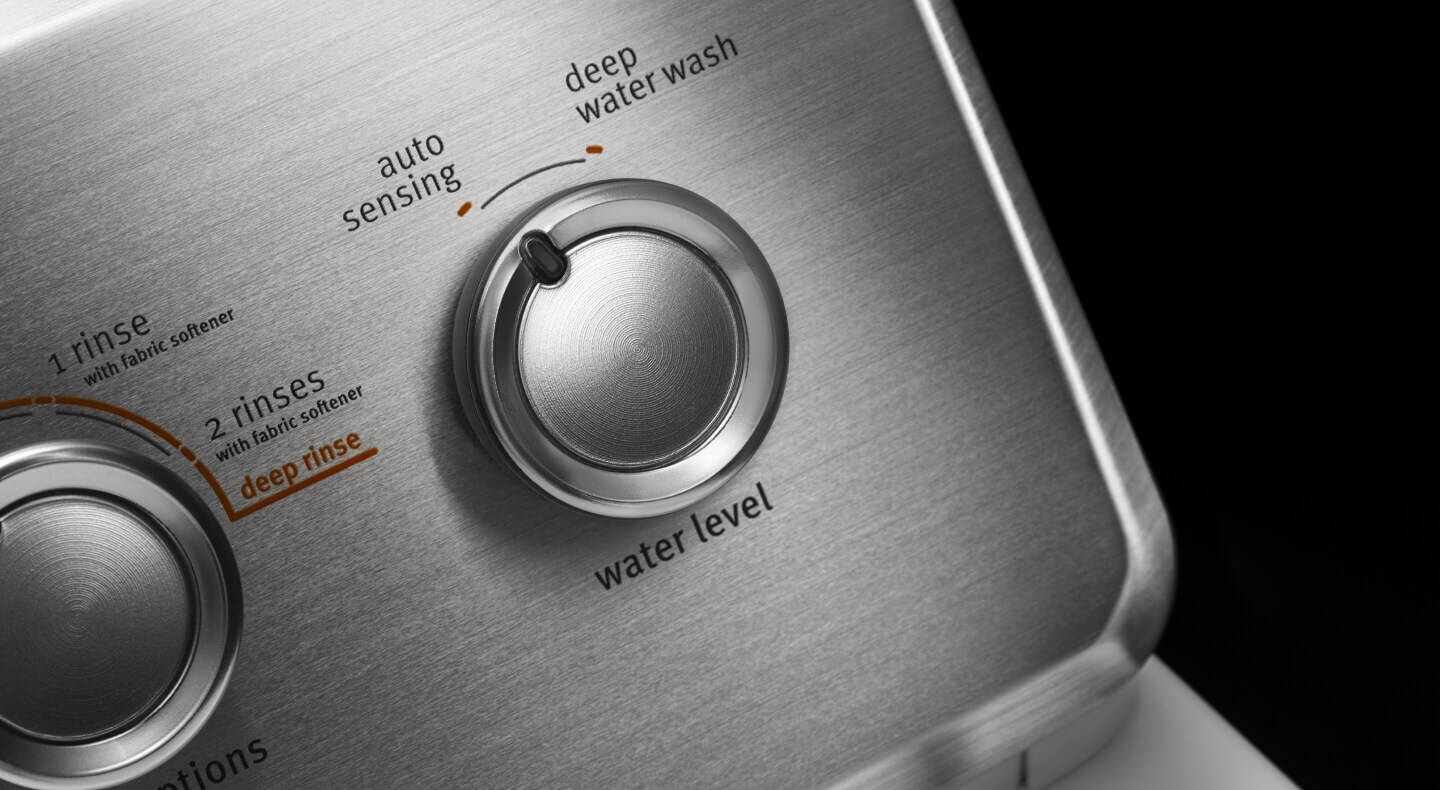 A closeup of a knob turned to “auto sensing” on a control panel of a Maytag® washer A closeup of a knob turned to “auto sensing” on a control panel of a Maytag® washer