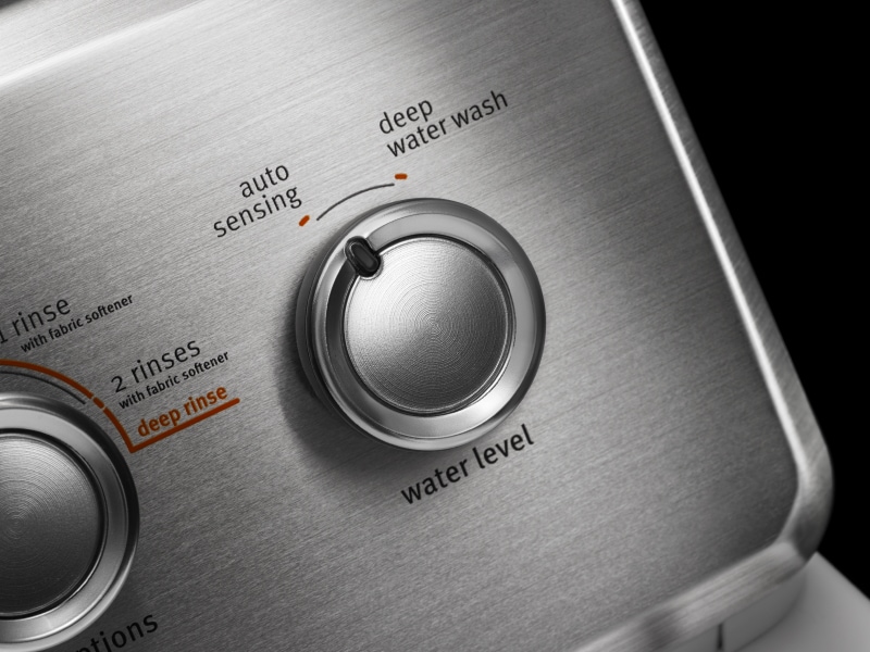 A water level dial on a washing machine set to auto sensing A water level dial on a washing machine set to auto sensing