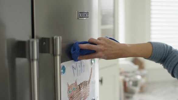 Fingerprint proof stainless steel makes cleaning easy.