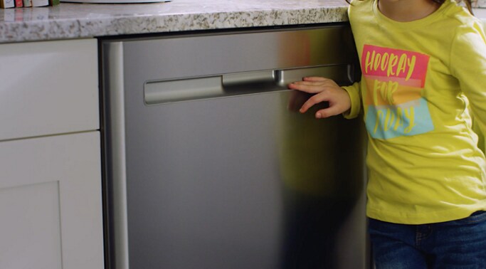 Fingerprint resistant stainless steel keeps your kitchen looking great.