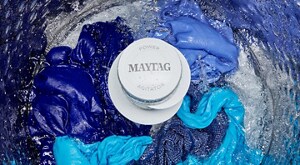 Clothes washing in a top load washer with an agitator