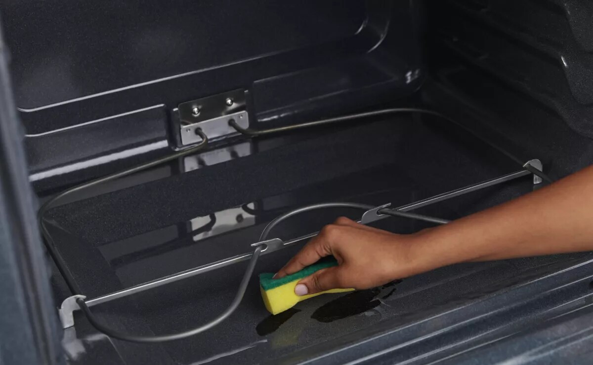Steam-Clean vs. Self-Clean Ovens: What’s the Difference? | Maytag